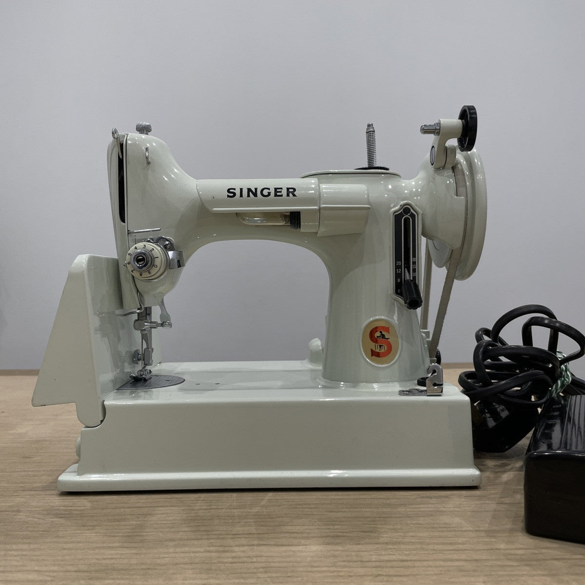Singer 221K Featherweight White 1968 – Serviced – Case &amp; Extras (EW070289)