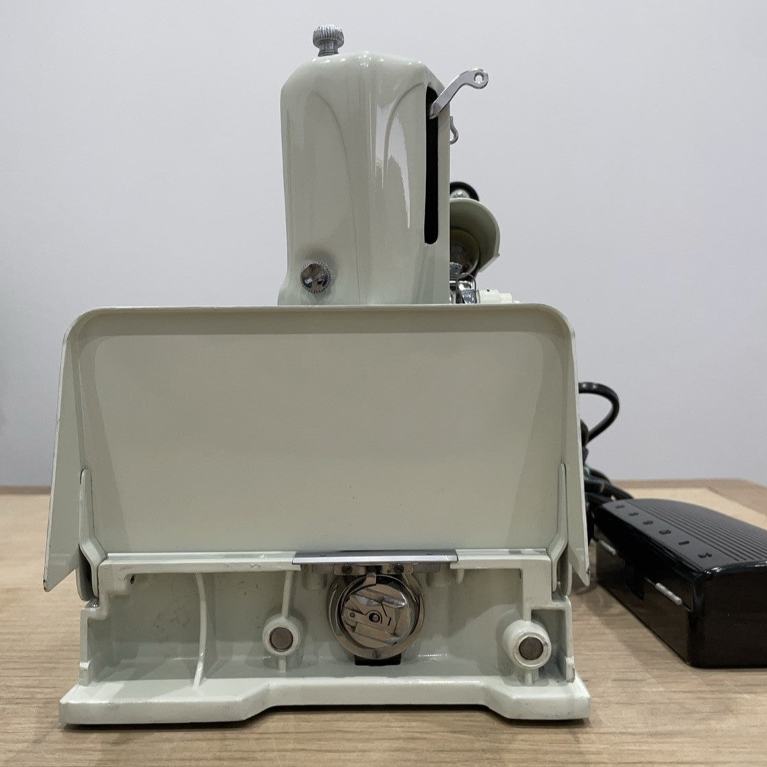 Singer 221K Featherweight White 1968 – Serviced – Case &amp; Extras (EW070289)