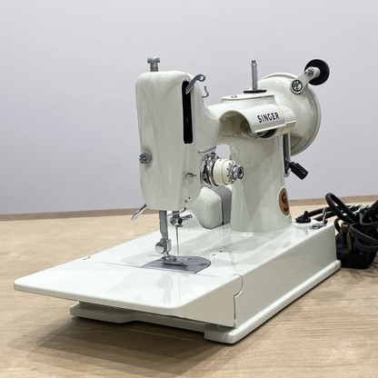 Singer 221K Featherweight White 1968 – Serviced – Case &amp; Extras (EW070289)