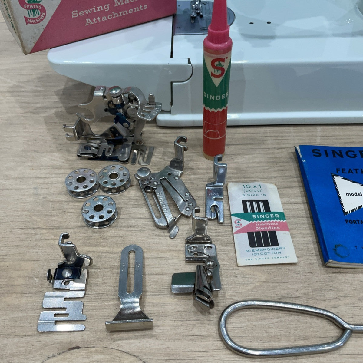 Singer 221K Featherweight White 1968 – Serviced – Case &amp; Extras (EW070289)
